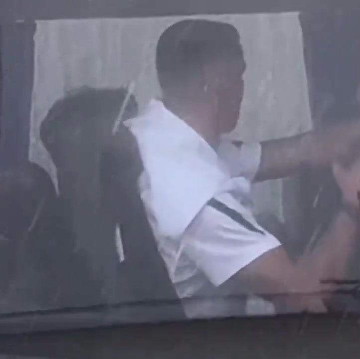 利雅得胜利队飞抵香港准备沙超杯赛事，镜头捕捉到C罗登上球队大巴