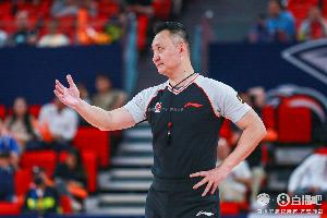 媒体人:CBA季后赛首轮很少有明显错漏判罚 次轮继续使用国内裁判