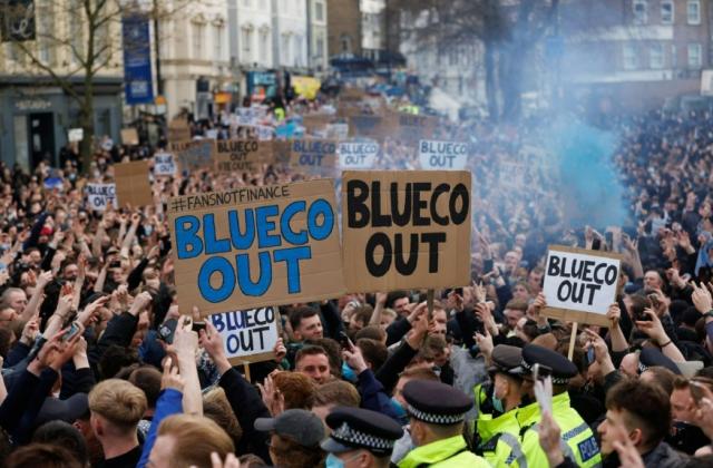 九游体育-不满运营策略，切尔西球迷聚集抗议：BlueCo滚出去！